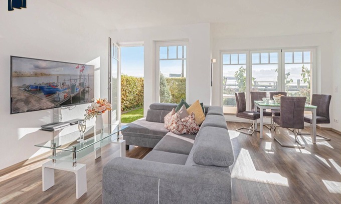 Kamminke Apartment | Modern vacation apartment with terrace & lake view - only 350 m to the lagoon