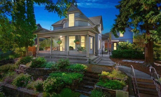Helena House | Modern Victorian - walk to downtown and trails!