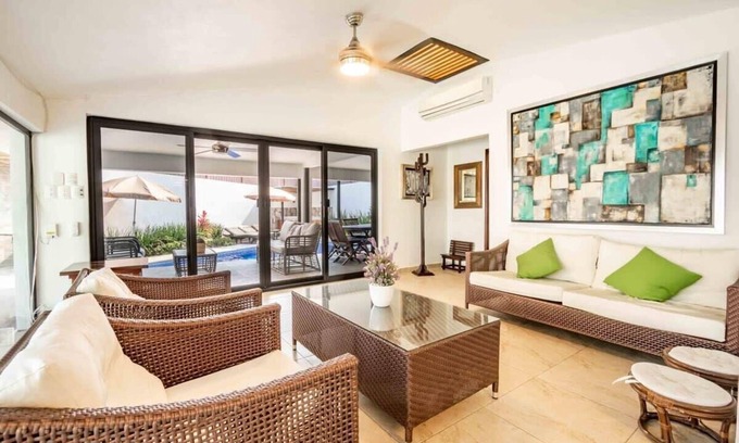 Xochitepec House | Modern Villa Family Fun Jacuzzi, Pool & Garden