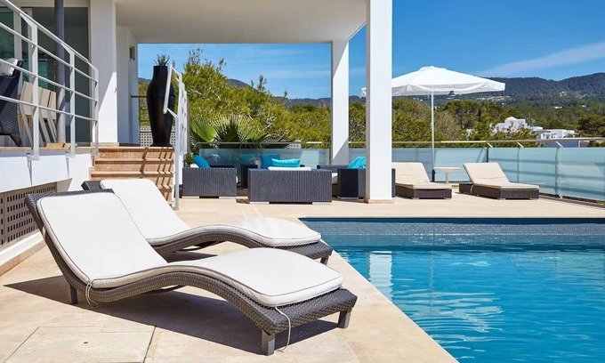Sant Josep de sa Talaia Villa | Modern villa with sun loungers