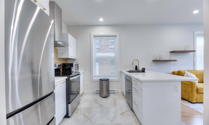 Viauville Condo | Modern Westmount Condo AC Laundry inside, Smart TV
