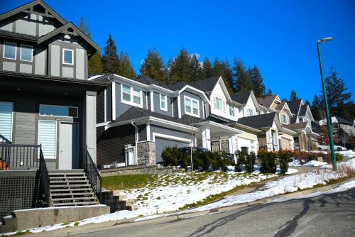 Burke Mountain House | Modern Zen House, EV Plugin, Mountains, Trails & Stylish Urban Vibe