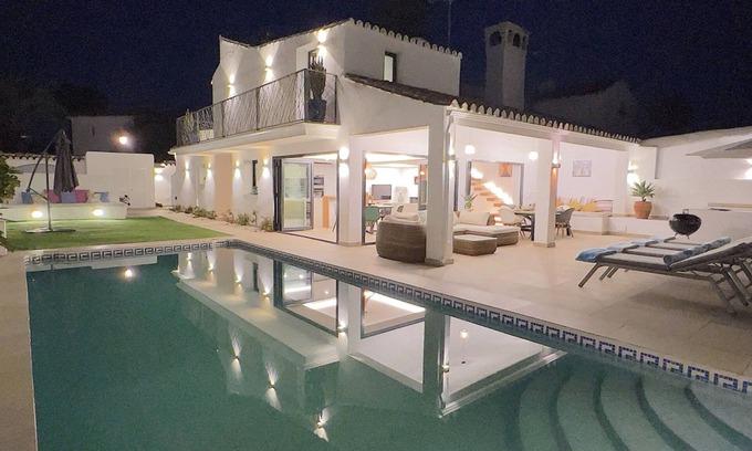 Costa del Sol Occidental Villa | Moderna Villa con Piscina, a 30 Metros de la Playa, en la Mejor Zona de Marbella
