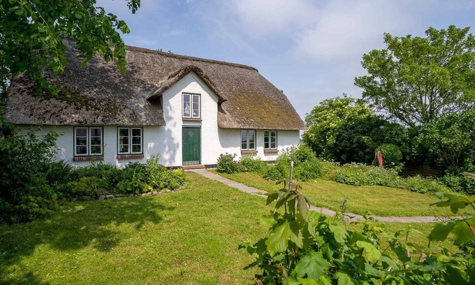 Westerhever House | Moderne Reetdachkate auf Einer Warft Gelegen mit Sauna für 6 Personen