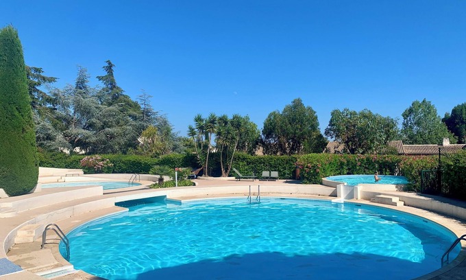 Villeneuve-Loubet Apartment | Moderne und Helle Ferienwohnung mit Pool und Tennisplatz -10 min vom Meer