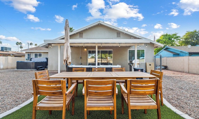 South Scottsdale House | MODLux Old Town Sleeps 10 HotTub+Pool table+Fire pit
