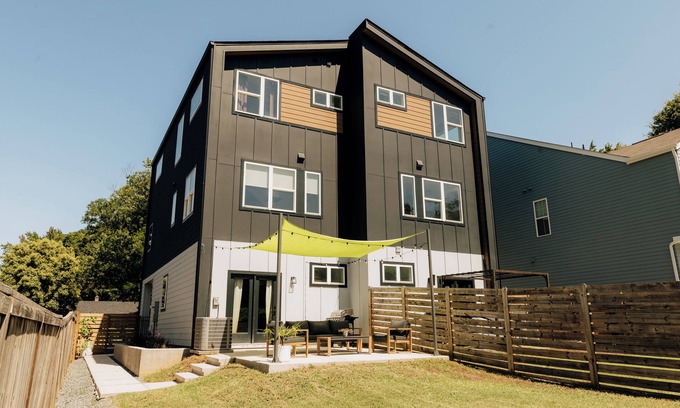 Charlotte House | ModTrio 3-bedroom w/Ensuites in Charlotte mins from Airport & Uptown