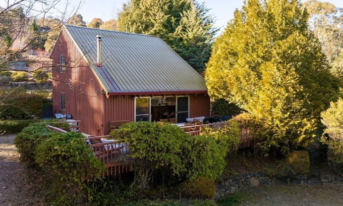 East Jindabyne Cottage | Mogul - A Freestanding East Jindabyne Lakefront Holiday Home