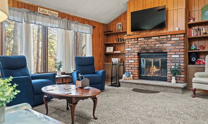 Long Pond House | Mohegan by AvantStay | Private Dock + Firepit | Community Pool + Beach