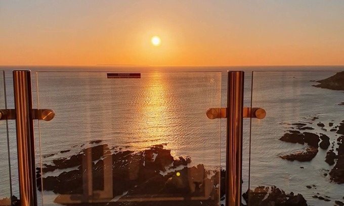 Mortehoe Apartment | Montagu Steps 3 bedroom apartment with sea views