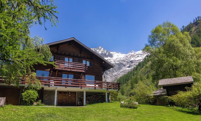 Chamonix-Mont-Blanc Ski Chalet | MontBlanc Alpine Ski & Sauna Retreat, Le Tour (Argentière), France