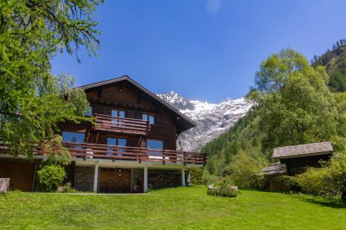 Chamonix-Mont-Blanc Ski Chalet | MontBlanc Alpine Ski & Sauna Retreat - Happy Rentals