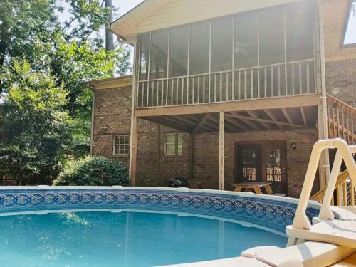 New Castle House | Monterey Drive Maison