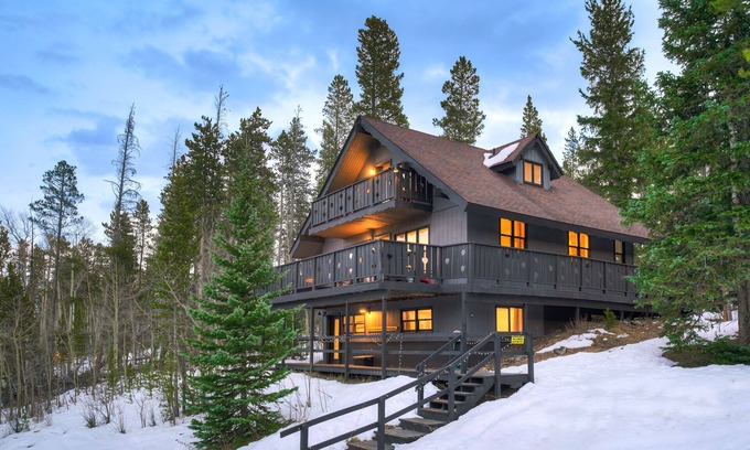Breckenridge Ski Chalet | Month-long reservation available September 2025! Mountain Views, Private Hot Tub, Firepit, Grill!