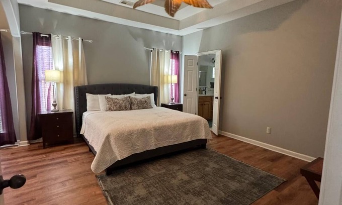 Snowden District House | MONTHLY STAYS-Brilliant 5 BR Home-Near Stateline, Essentials.