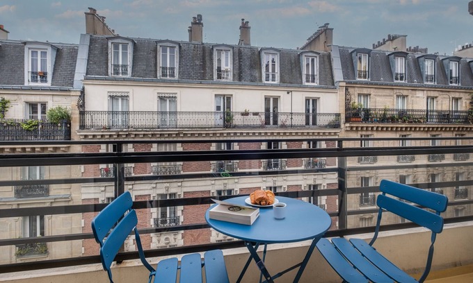 Quartier des Grandes-Carrieres Apartment | Montmartre Paris Suite