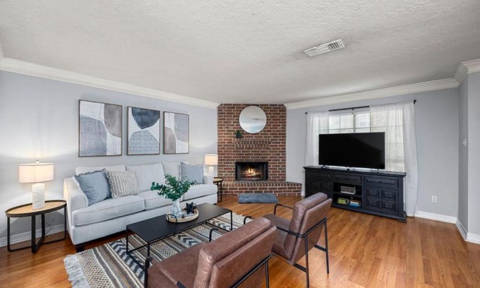Montrose House | Montrose 2BR Sleeps 10 Walkable Gated Parking