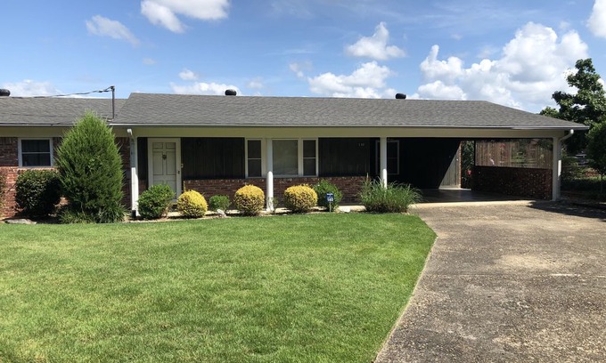 Mid America House | Moonlight Bay on Lake Hamilton 3/2 sleeps 8 Level entry WiFi- pier for fishing