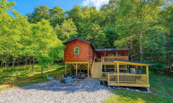 South Bloomingville Cabin | Moonlight Waters by Pond