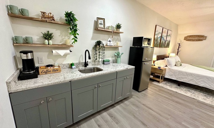 Zaleski House | Moonville Getaway in Hocking Hills OH - Chic 1 King Bed Apartment WiFi and AC