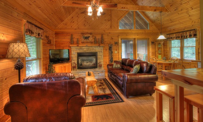 Sevierville Cabin | Mooseberry Ridge 1/2 mile to PKWY/Close to Dollywood & Outlets/Free WiFi/Hot Tub