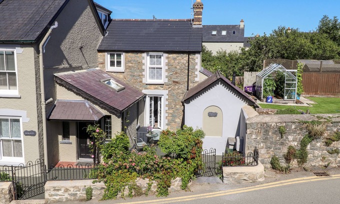 Newport Cottage | MORAWEL FACH, romantic, with open fire in Newport, Pembrokeshire