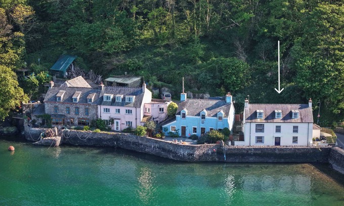 St Brides Cottage | Morgan's Cottage Has One Of The Best Positions In Dale Right On The Water's Edge