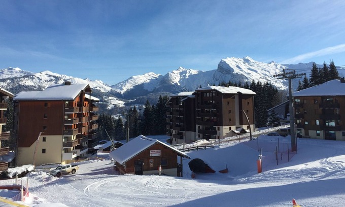 Les Esserts Apartment | Morillon 1100 Ski resort. Property for sale. Enquiries welcome