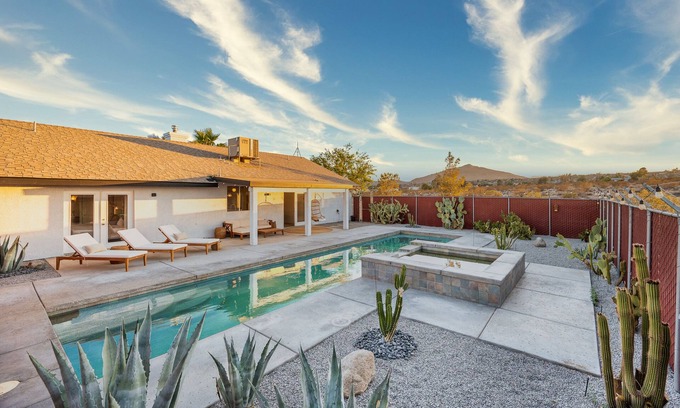 Joshua Tree House | Moroccan Oasis/3br + Yoga/Sound Bath Room + Pool/Spa, close to National Park