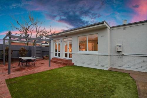 Cumberland Park House | Morris and Eaton Cottages - 3BR WiFi Parking