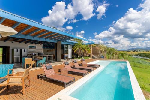 Cassia House | @morro.redondo - A casa Azul e seu Pôr do Sol