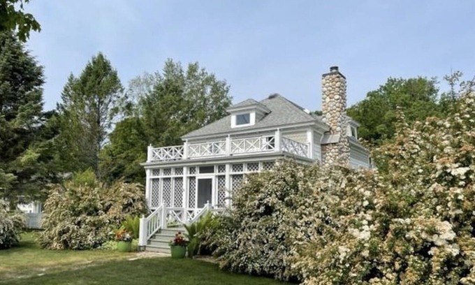 Leland House | Mosswood Cottage, Main St. Leland, Weekly Rental, Walk to Fishtown, Beach, Shops