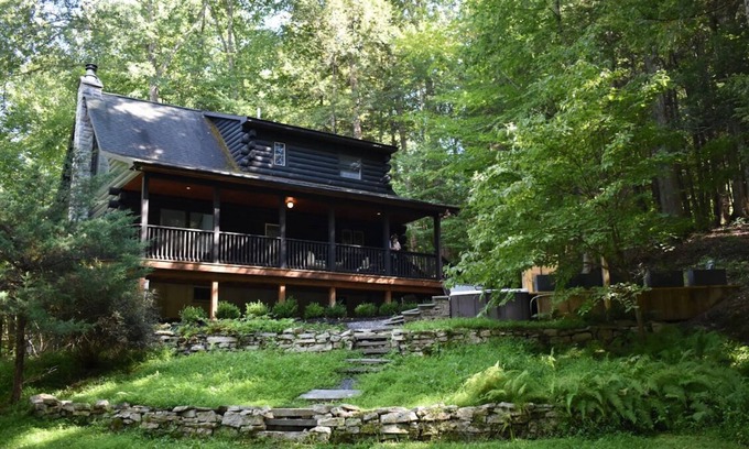 High Falls House | Mossybrook Hideout: Dog Friendly Oasis in High Falls w/Hot Tub