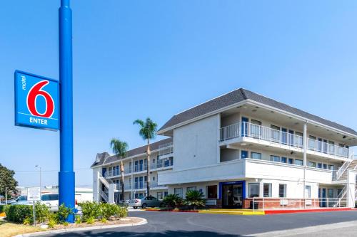Northeast Anaheim Hotel | Motel 6-Anaheim, CA - Fullerton East