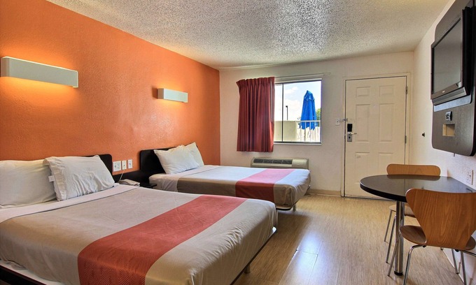 Georgian Acres Hotel | Motel 6 Austin, TX - North Central