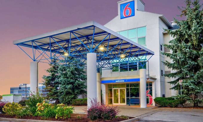 Burlington Hotel | Motel 6 Burlington, ON - Toronto West - Oakville
