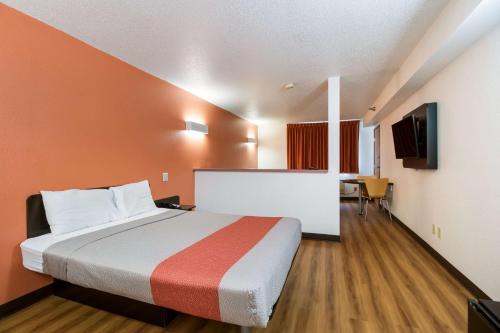 Quad Cities Hotel | Motel 6-Davenport, IA
