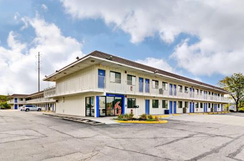 South Hills Hotel | Motel 6-Pittsburgh, PA - Crafton