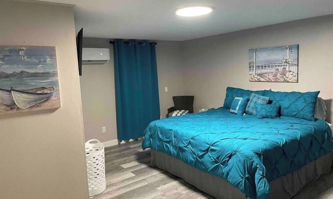 Gilbertsville Hotel | Motel at KY Lake. Seaside Lounge