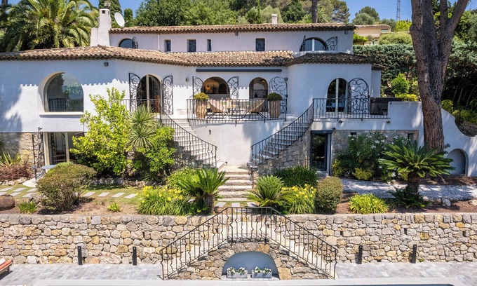 Mougins Villa | Mougins: Architect-designed villa with swimming pool in a private estate