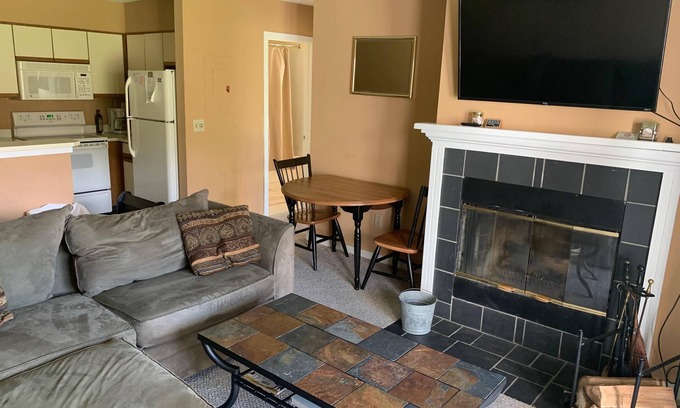 West Dover Condo | Mount Snow condo - Moover Shuttle to Resort, pool, WiFi