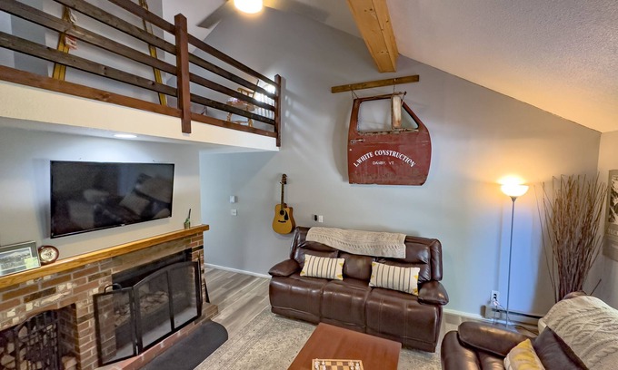 West Dover Condo | Mount Snow Cozy Condo (5 Minute Drive!) Sleeps 7