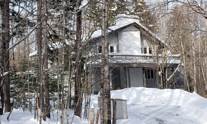 West Dover House | Mount Snow, Hot Tub Room, Sauna, Pool Table, sleeps 12.