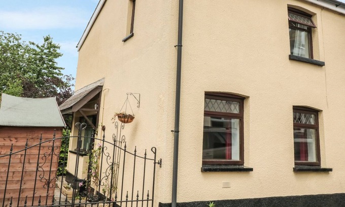 Abergavenny Cottage | MOUNT STREET, pet friendly, with open fire in Abergavenny