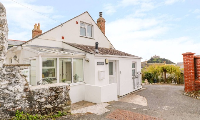 Marazion House | MOUNT VIEW COTTAGE, pet friendly, country holiday cottage in Marazion