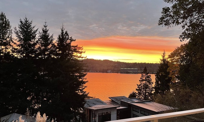 Mercer Island House | Mountain and Lake views on Mercer Island