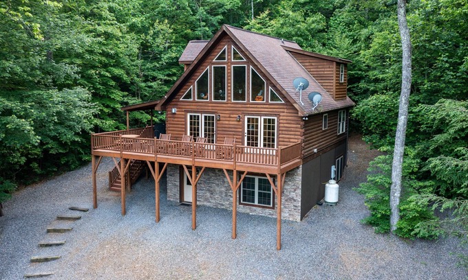 Black Mountain Cabin | Mountain Cabin, Fast Internet, Family & Pet Friendly, Hot Tub