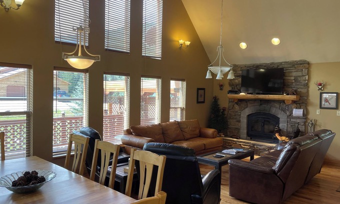 Red River House | Mountain Cardinal with High Speed Wifi