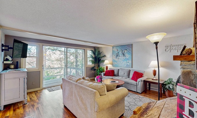 Sugar Mountain Condo | Mountain condominium w/natural light - close to ski lodge and covered balcony