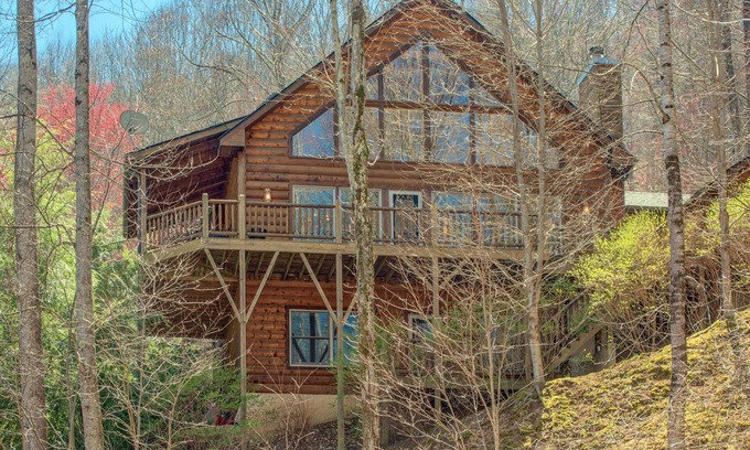 Maggie Valley Cabin | Mountain Dream - New Hot Tub! in Gated Smoky Mountain Retreat Community